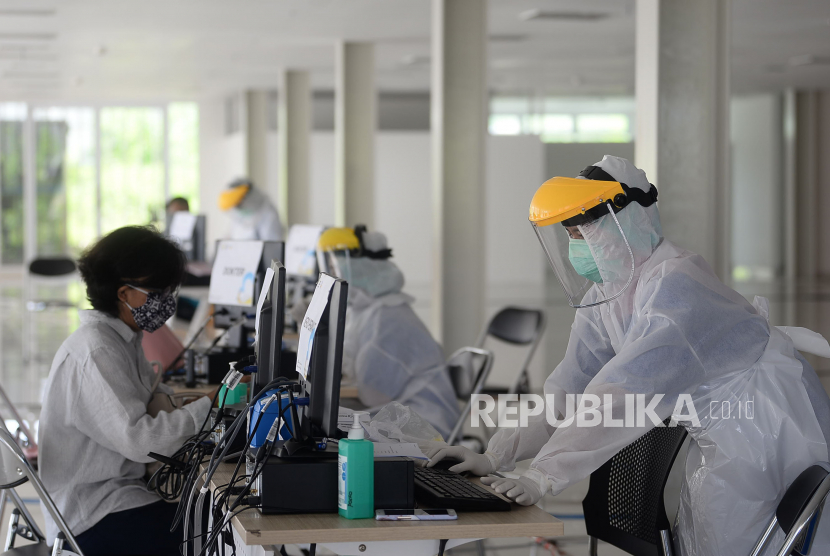 Tenaga medis membatu warga melakukan regristrasi di Rumah Sakit Universitas Indonesia (RSUI), Depok, Jawa Barat, Selasa (2/6). Ilustrasi 