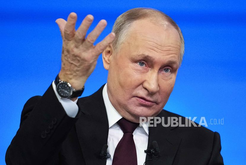 Presiden Rusia Vladimir Putin berbicara dalam konferensi pers tahunannya di Moskow, Rusia, Kamis, (14/12/2023).