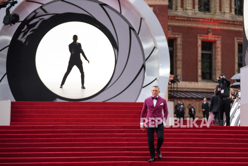 Daniel Craig berpose untuk fotografer saat tiba untuk pemutaran perdana film James Bond: No Time To Die. 