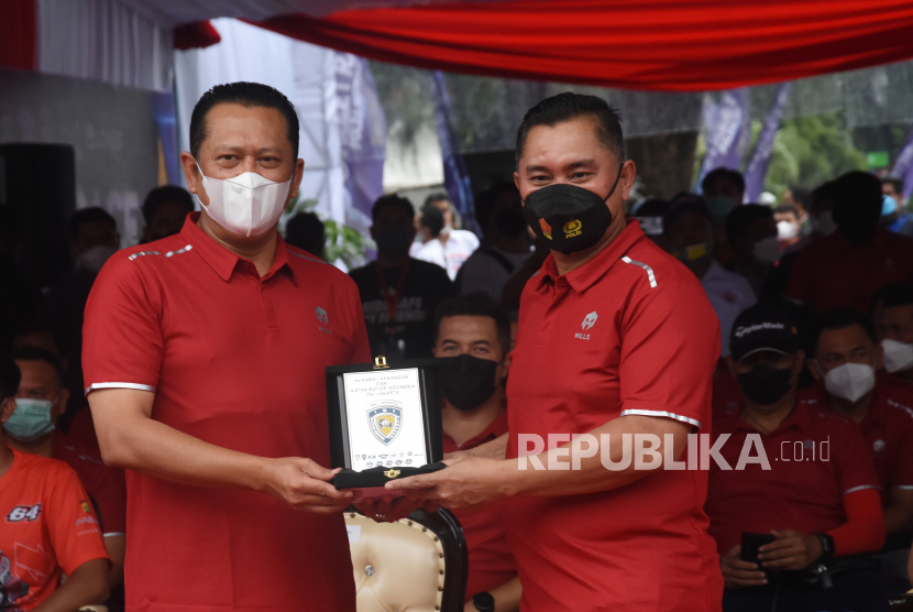 Ketua Umum Ikatan Motor Indonesia (IMI) Bambang Soesatyo (kiri) memberikan cendera mata kepada Kapolda Metro Jaya Irjen M Fadli Imran (kanan) saat pembukaan balap motor jalanan legal Street Race Polda Metro Jaya di Ancol, Jakarta Utara, Ahad (16/1/2022).