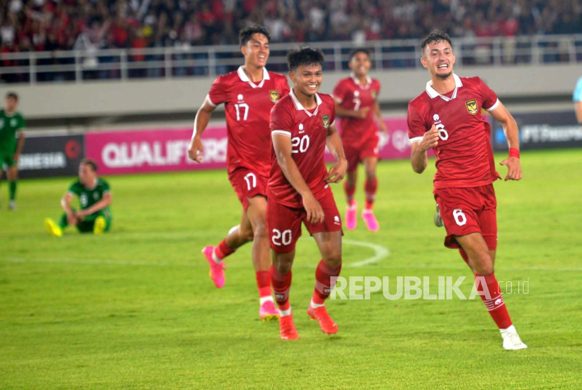 Para pemain timnas Indonesia U-23 berselebrasi usai menekuk Turkmenistan 2-0 pada Kualifikasi Grup K AFC U23 Asian Cup 2024 di Stadion Manahan, Solo, Jawa Tengah, Selasa  (12/9/2023). 