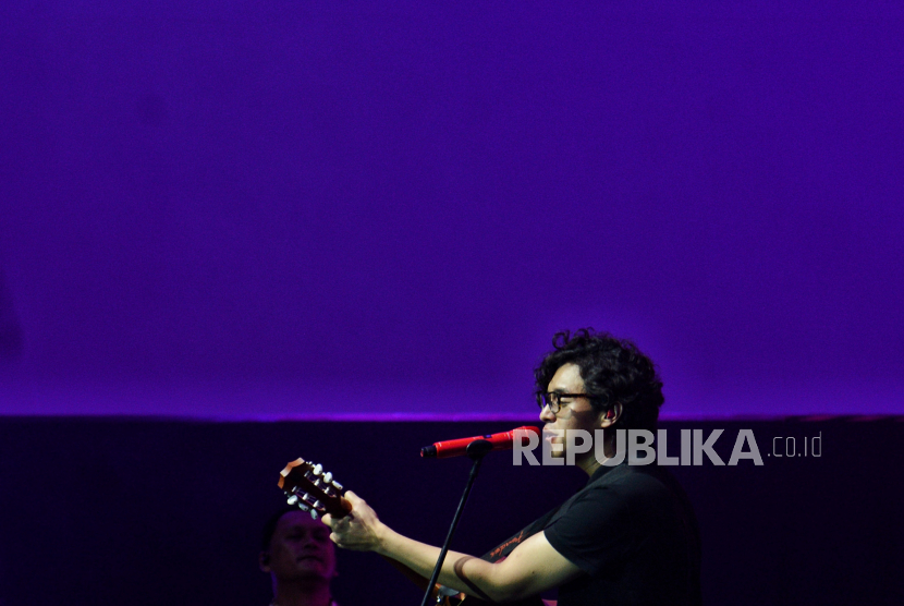 Penyanyi Ardhito Pramono saat tampil pada acara BNI Java Jazz Festival 2023 di JiExpo Kemayoran, Jakarta, Jumat (2/6/2023). Dalam penampilannya Ardhito membawakan sejumlah lagu diantaranya Dancing In September, Waking Up Together, Bitterlove dan Wijayakusuma.