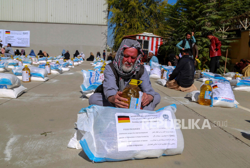 Pengungsi internal menerima bantuan makanan yang didistribusikan oleh organisasi bantuan Jerman di Kabul, Afghanistan, 27 Oktober 2021.