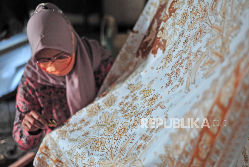 Pengrajin menyelesaikan pembuatan kain batik cap (ilustrasi). Kementerian Koperasi dan UKM berharap UKM wastra dapat bangkit dari dampak pandemi.