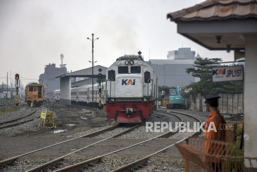 Kereta api (KA) melintas di dekat proyek pembangunan fasilitas pendukung Kereta Cepat Jakarta Bandung (KCJB) di Stasiun Ciroyom, Andir, Kota Bandung, Jawa Barat, Senin (19/6/2023). Menteri Perhubungan (Menhub) Budi Karya Sumadi menyatakan, proyek flyover Ciroyom yang merupakan fasilitas pendukung operasional kereta pengumpan (feeder) Kereta Api Cepat Jakarta Bandung (KCJB) tersebut rampung pada akhir tahun 2023. Flyover tersebut bertujuan untuk membantu kelancaran perjalanan kereta feeder KCJB serta mengurangi kemacetan lalu lintas jalan raya.