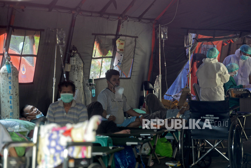 Sejumlah pasien beristirahat didalam tenda darurat RSUD Chasbullah Abdulmajid Kota Bekasi, Jawa Barat, Jumat (25/6). Puluhan pasien yang dirawat ditenda darurat tersebut belum tentu menderita COVID-19, mereka akan diperiksa lebih dahulu dengan swab PCR sembari dilakukan perawatan. Melonjaknya kasus COVID-19 di Kota Bekasi dalam beberapa hari terakhir mengakibatkan penuhnya tingkat keterisian tempat tidur di rumah sakit tersebut. Prayogi/Republika