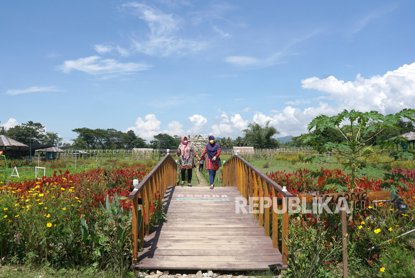 Wisatawan berkunjung di Agrowisata Asmara Garden, Gorontalo. Kepolisian Resor Kota (Polresta) Gorontalo mulai meningkatkan pengamanan dengan melaksanakan patroli rutin ke objek wisata di Gorontalo.