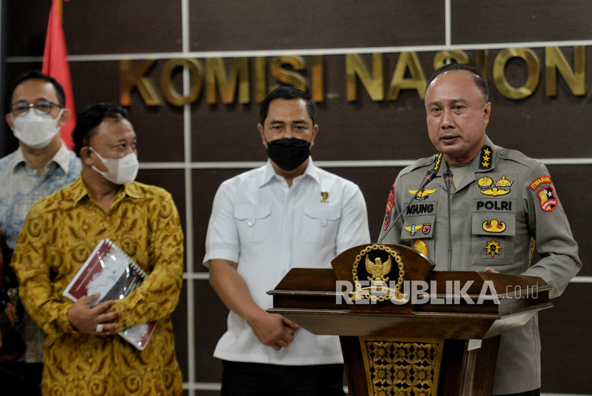 Inspektur Pengawasan Umum (Irwasum) Komjen Agung Budi Maryoto menyampaikan keterangan pers sebelum menerima laporan hasil pemantauan dan penyelidikan peristiwa penembakan brigadir J dari Komnas HAM di kantor Komnas HAM, Jakarta, Kamis (1/8/2022).