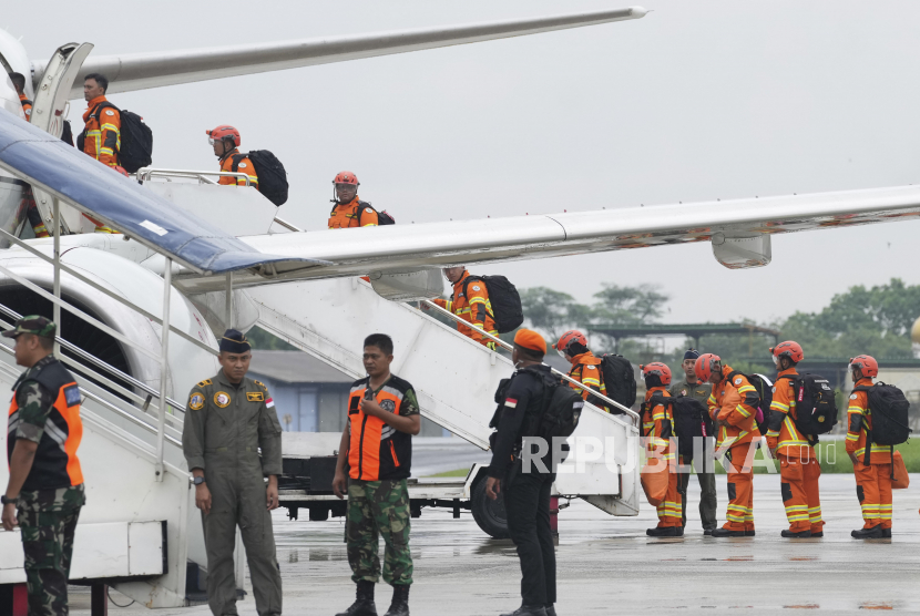 Anggota Badan Penyelamat Nasional Indonesia (BASARNAS) menaiki jet penumpang TNI AU sebelum keberangkatan untuk memberikan bantuan ke daerah yang dilanda gempa di Turki dan Suriah, di pangkalan udara Halim Perdanakusuma di Jakarta, Indonesia, Sabtu, (11/2/2023).