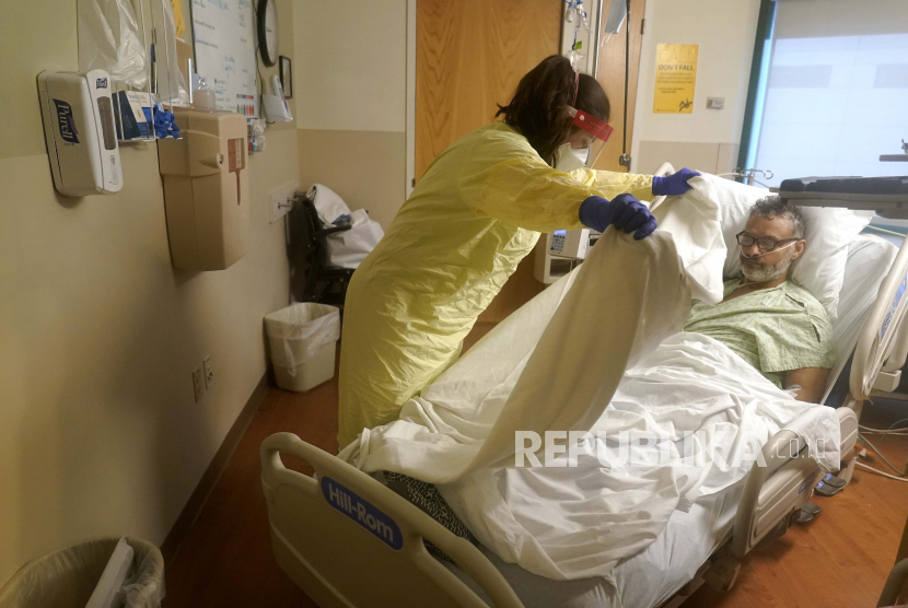  Perawat memeriksa pasien COVID-19 di ruang isolasi di Dartmouth-Hitchcock Medical Center, Lebanon, 3 Januari, 2022. Sekjen PB IDI dr Ulul Albab mengatakan korban jiwa tenaga kesehatan (nakes) sepanjang pandemi Covid-19 berjalan mencapai 2.172 jiwa.