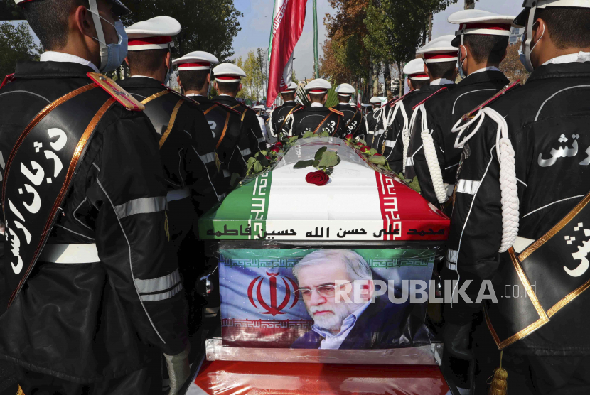  Dalam foto yang dirilis oleh situs resmi Kementerian Pertahanan Iran, personel militer berdiri di dekat peti mati terbungkus bendera Mohsen Fakhrizadeh, seorang ilmuwan yang terbunuh pada hari Jumat, saat upacara pemakaman di Teheran, Iran, Senin, 30 November, 2020.