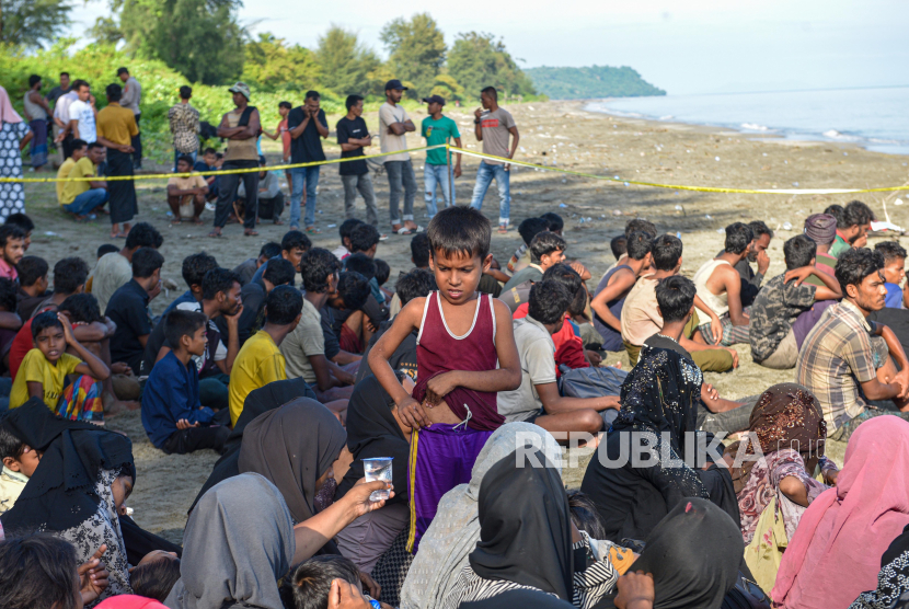 Sejumlah imigran etnis Rohingya beristirahat setelah terdampar di Blang Raya, Kecamatan Muara Tiga, Kabupaten Pidie, Aceh, Ahad (10/12/2023). Sebanyak 180 orang imigran etnis Rohingya yang terdiri dari 53 orang laki-laki, 74 orang perempuan dan 53 orang anak-anak terdampar di pantai Desa Blang Raya. 