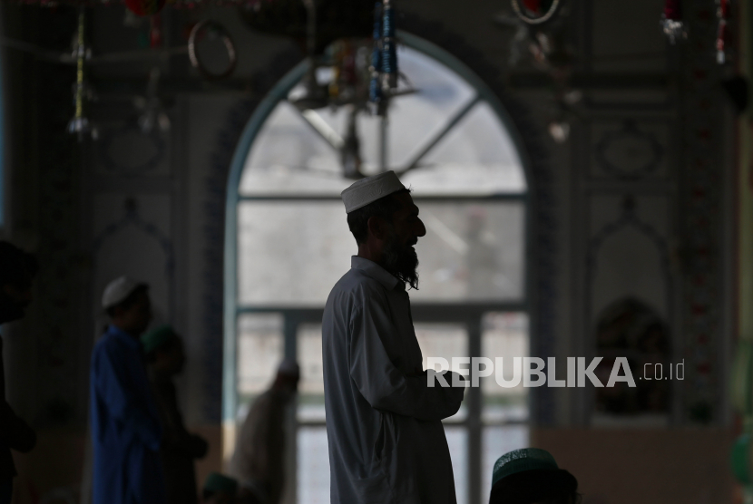 Seorang jamaah Muslim menghadiri sholat subuh di sebuah masjid