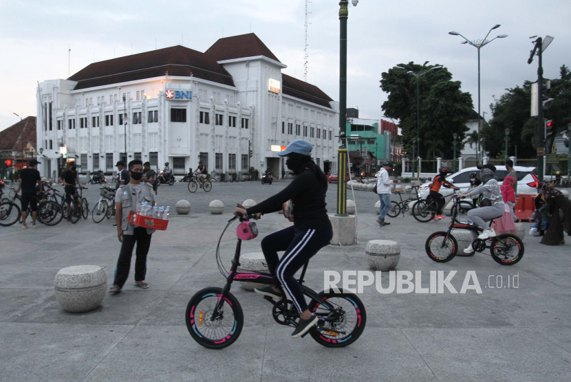 Sejumlah warga bersepeda di kawasan Titik Nol Kilometer Yogyakarta, DI Yogyakarta, Senin (8/6/2020). Satpol PP akan memastikan seluruh pengunjung Malioboro terapkan protokol kesehatan.