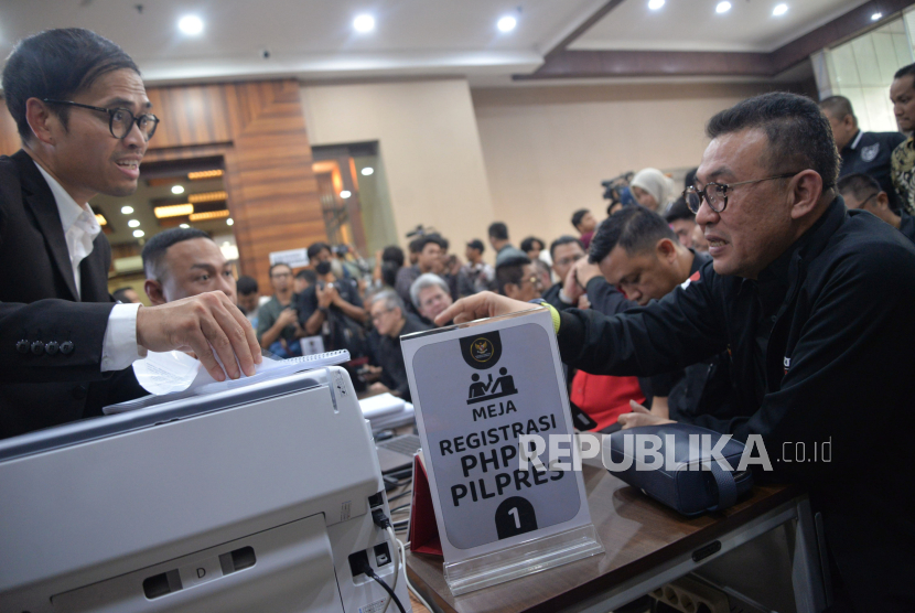 Tim Hukum TPN Ganjar-Mahfud saat mengajukan permohonan perselisihan hasil pemilihan umum (PHPU) Pilpres 2024 di Mahkamah Konstitusi (MK), Jakarta, Sabtu (23/3/2024). Pasangan Calon Presiden dan Wakil Presiden nomor urut 3 Ganjar Pranowo-Mahfud MD resmi menggugat hasil Pilpres 2024 dengan menyerahkan sejumlah dokumen berupa bukti kecurangan Pemilu 2024 yang akan diajukan ke persidangan Mahkamah Konstitusi.