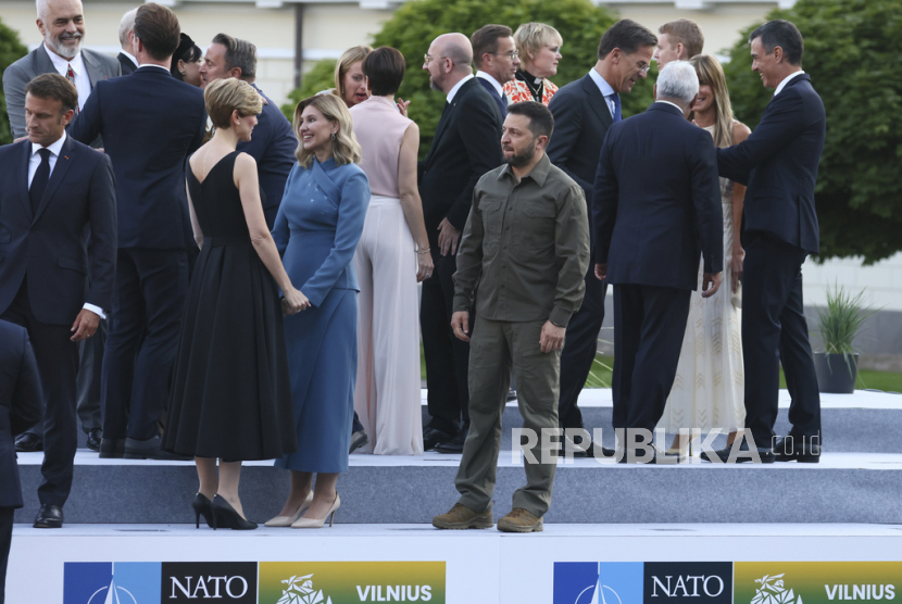 Presiden Ukraina Volodymyr Zelenskyy dan istrinya Olena Zelenska berpartisipasi dalam sesi foto grup pada makan malam sosial selama KTT NATO di Vilnius, Lithuania, Selasa, 11 Juli 2023. NATO