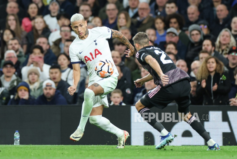 Richarlison (Kiri) dari Tottenham beraksi melawan Timothy Castagne (kanan) dari Fulham saat pertandingan sepak bola Liga Premier Inggris antara Tottenham Hotspur dan Fulham FC di London, Inggris, Selasa (24/10/2023) dini hari WIB.