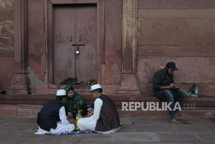 Sebuah keluarga Muslim India berbuka puasa pada hari pertama bulan suci Ramadhan di Masjid Jama di New Delhi, India, Ahad 3 April 2021. Laporan AS: Pejabat India Abai atau Dukung Serangan pada Muslim