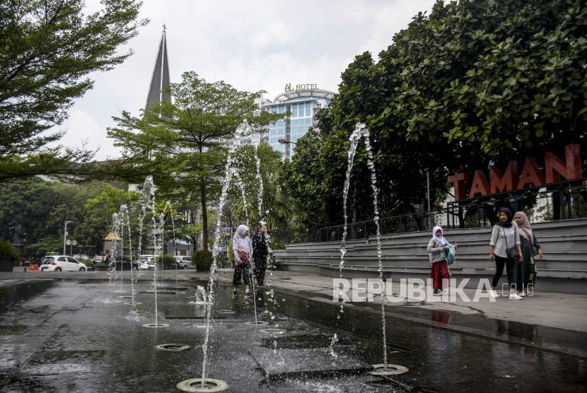 Warga beraktivitas di Taman Vanda, Jalan Merdeka, Kota Bandung. Pemerintah Kota Bandung mengimbau warganya untuk menungkatkan kewaspadaan dengan kenaikan kasus Covid-19 sekitar lebih dari 200 persen di Kota Bandung (ilustrasi)