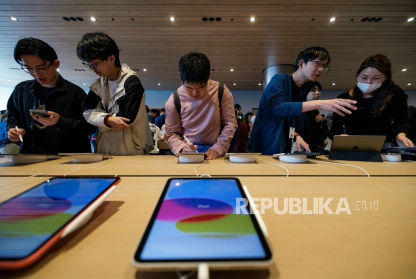 Warga China menyerbu Apple Store di Shanghai, 22 Maret 2023. 