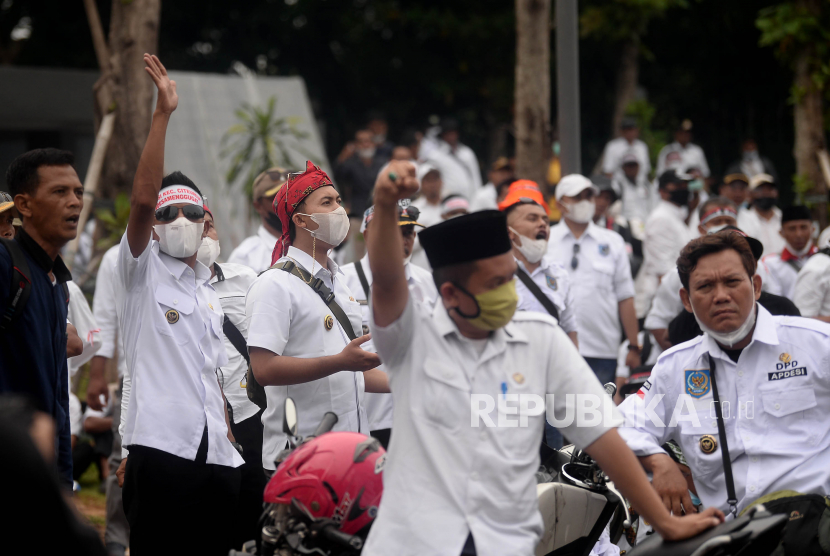 Massa yang tergabung dalam Asosiasi Perangkat Desa Indonesia (Apdesi) menggelar aksi di kawasan Patung Kuda, Jakarta, Kamis (16/12). Aksi tersebut meminta Presiden untuk merevisi Perpres No 104 Tahun 2021. Prayogi/Republika