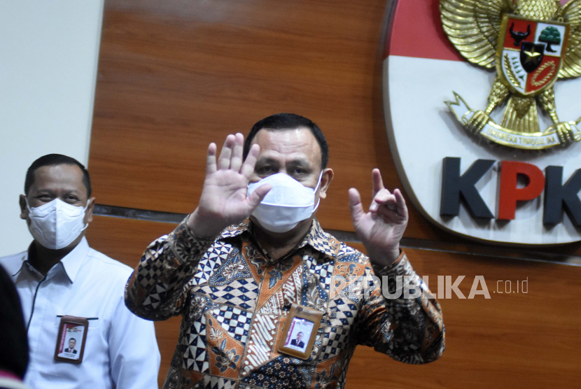 Ketua KPK Firli Bahuri (kanan) menyebut Bupati Mamberamo Tengah Ricky Ham Pagawak melarikan diri ke Papua Nugini lewat jalan darat. (ilustrasi)