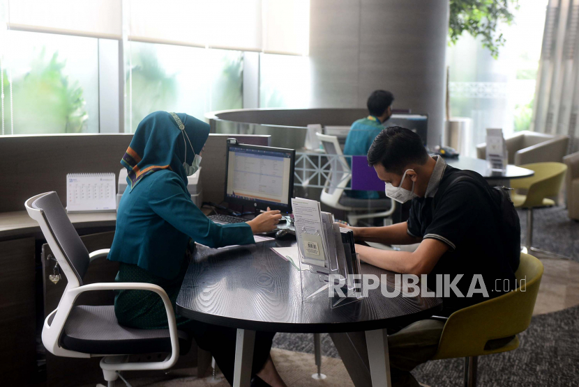 Ilustrasi layanan bank. Bank Riau Kepri berencana melakukan konversi menjadi bank syariah.