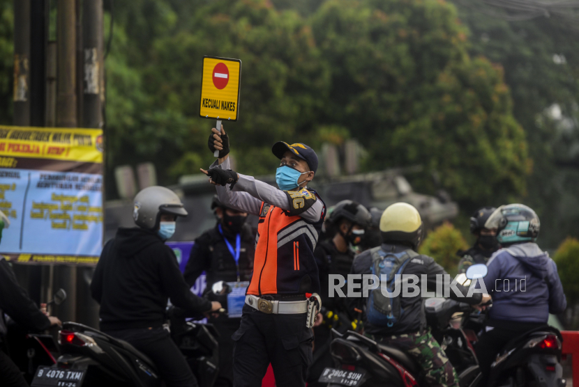 Petugas Dishub memberikan imbauan putar balik kepada pengendara motor saat melakukan penyekatan di Jalan Raya Bogor-Jakarta, Jakarta Timur (ilustrasi)