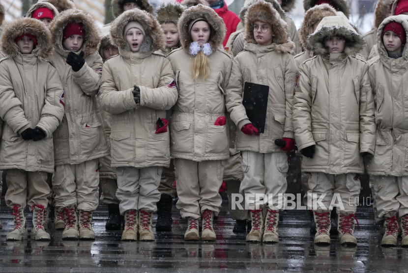 Anggota Gerakan Nasional Kadet Tentara Muda Rusia tetap dalam formasi saat mereka menandai peringatan ke-80 Pertempuran Moskow, di Taman Patriot di luar Moskow, Rusia, Minggu, 5 Desember 2021. 