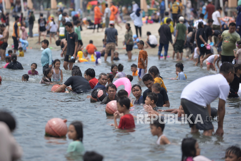 Sejumlah warga berwisata saat libur lebaran di Pantai Lagoon,  Ancol Taman Impian, Jakarta, Kamis (11/4/2024). Jumlah wisatawan pada hari ini hingga pukul 20.00 WIB 88 ribu orang.