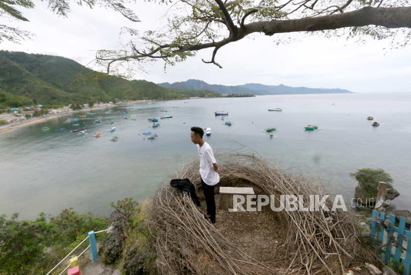 Seorang wisatawan mengunjungi objek wisata Pantai Dulanga di Desa Wisata Religi Bubohu, Bongo, Kabupaten Gorontalo, Gorontalo.