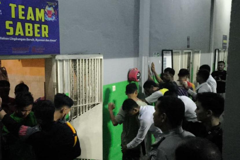 Petugas razia blok hunian WBP Lapas Narkotika Jambi.