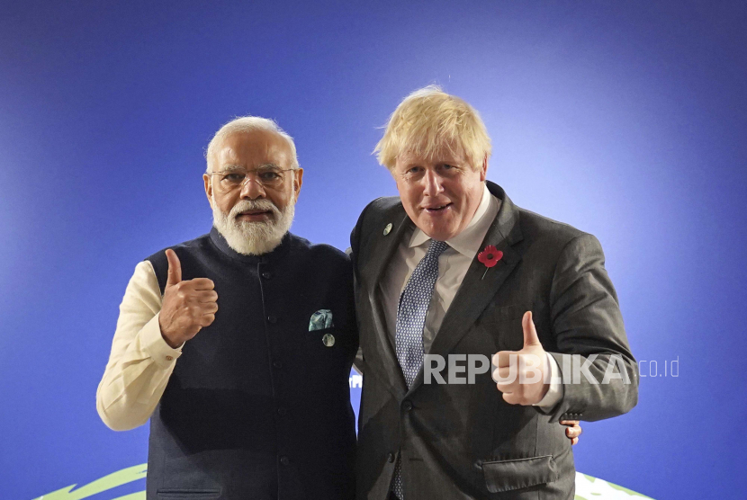 Perdana Menteri Inggris Boris Johnson menyapa Perdana Menteri India Narendra Modi, kiri, menjelang pertemuan bilateral mereka selama Konferensi Perubahan Iklim PBB COP26 di Glasgow, Skotlandia, Senin 1 November 2021. 