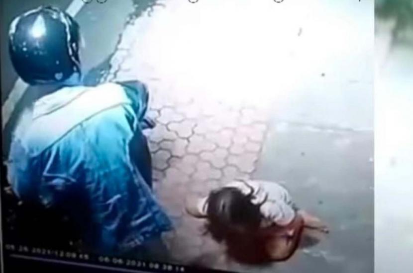Viral Video Rekaman CCTV Suami Hajar Istri di Malang