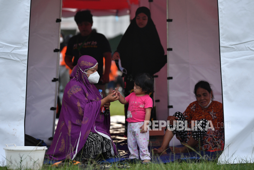 Sejumlah pengungsi berada di dalam tenda pengungsi Kementerian Sosial di Stadion Manakarra, Mamuju (ilustrasi)