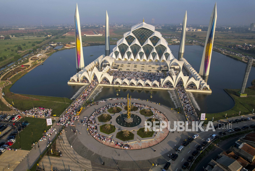 Foto udara Masjid Raya Al Jabbar di Gedebage, Kota Bandung, Jawa Barat, Sabtu (22/4/2023).