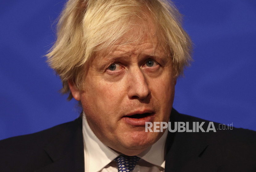 Perdana Menteri Inggris Boris Johnson mengatakan separuh populasi dewasa di Inggris sudah menerima booster sebagai upaya perlindungan dari Omicron.