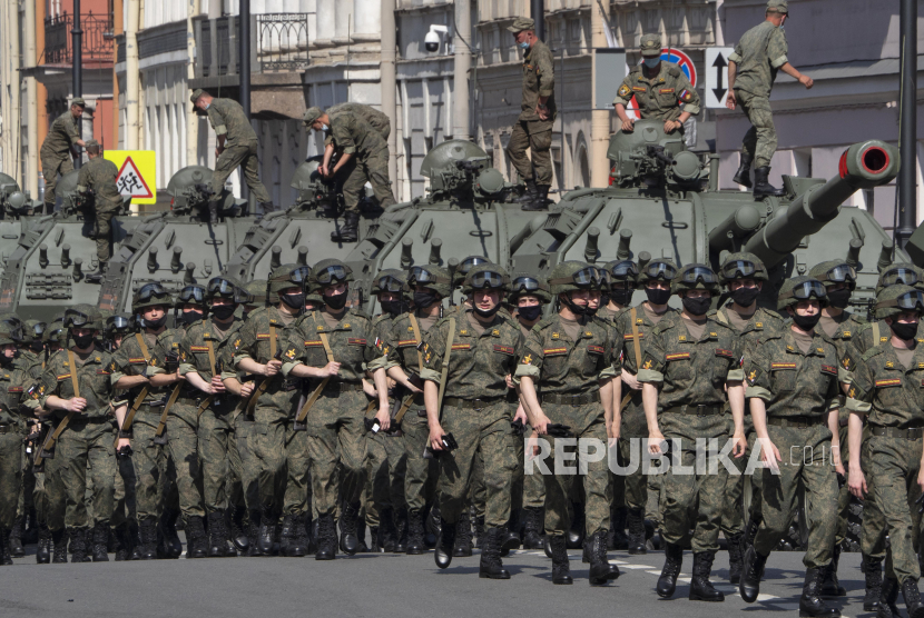Tentara Rusia mengenakan masker wajah untuk melindungi terhadap infeksi coronavirus berbaris untuk menghadiri latihan untuk parade militer di St.Petersburg, Rusia, Kamis, 18 Juni 2020