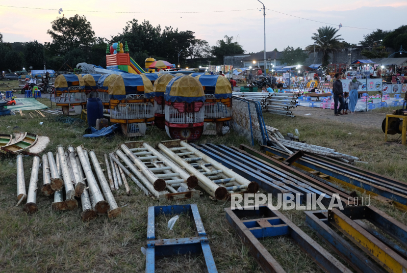 Sejumlah wahana permainan yang belum dipasang untuk acara Gebyar Pesta Rakyat tergeletak di alun-alun selatan Keraton Kasunanan Surakarta Hadiningrat, Solo, Jawa Tengah, Jumat (10/7/2020). Gebyar Pesta Rakyat untuk menyambut Hari Raya Idul Adha 1441H tersebut dibatalkan karena belum mengantongi izin dan berpotensi mengumpulkan massa yang dikhawatirkan menjadi tempat penyebaran COVID-19. 