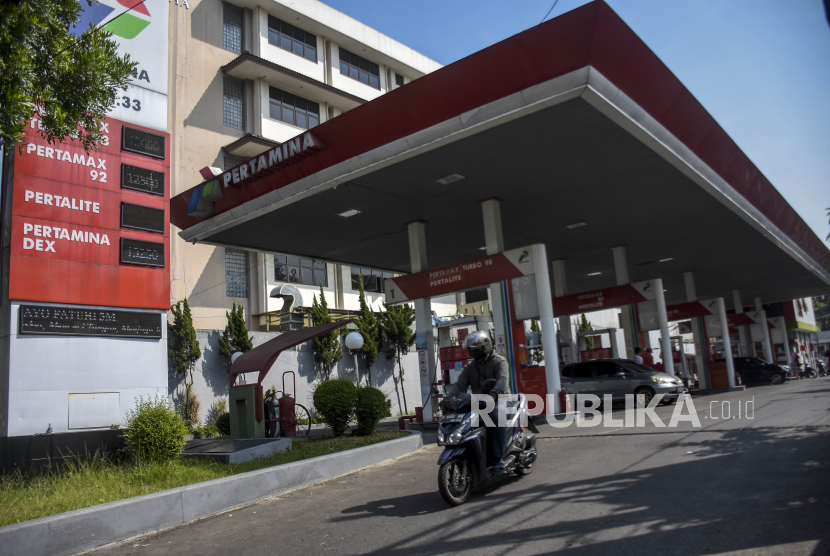 Sejumlah kendaraan antre untuk mengisi bahan bakar minyak (BBM) di SPBU Pertamina Riau, Jalan LLRE Martadinata, Kota Bandung, Jawa Barat, Jumat (2/6/2023). PT Pertamina (Persero) kembali melakukan penyesuaian harga BBM non subsidi jenis Pertamax dari Rp13.300 per liter menjadi Rp12.400 per liter, Pertamax Turbo dari Rp15 ribu per liter menjadi Rp13.600 per liter, Dexlite dari Rp13.700 per liter menjadi Rp12.650 per liter, Pertamax Dex Pertamax Turbo Rp14.600 per liter menjadi Rp13.350 per liter. Penyesuaian tersebut mulai berlaku pada 1 Juni 2023.