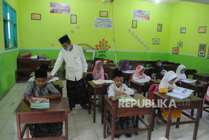 Guru menggunakan busana muslim  mengajar di SDN Gladak Anyar 2, Pamekasan, Jawa Timur (ilustrasi)