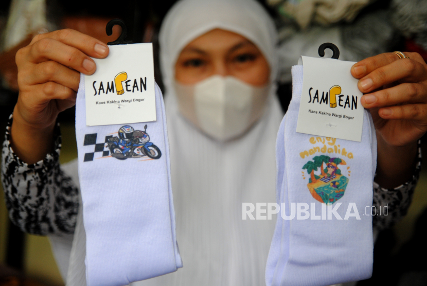 Kaos kaki motif MotoGP Mandalika di Sampean Kaos Kakina Wargi Bogor yang terpilih menjadi suvenir resmi MotoGP Mandalika, Lombok (ilustrasi). Kemenkop UKM akan menggelar pre event MotoGP yang melibatkan berbagai UKM.