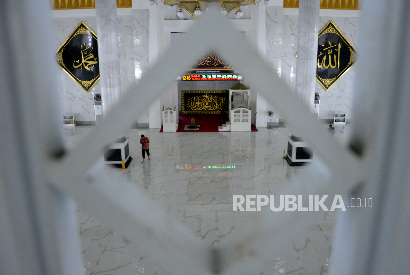 Umat muslim berada di dalam masjid yang tidak menyelenggarakan sholat Jumat di Masjid Agung Syekh Yusuf, Kabupaten Gowa, Sulawesi Selatan, Jumat (20/3/2020). Ada lima kasus positif Covid-19 di Gowa per Sabtu (28/3). 