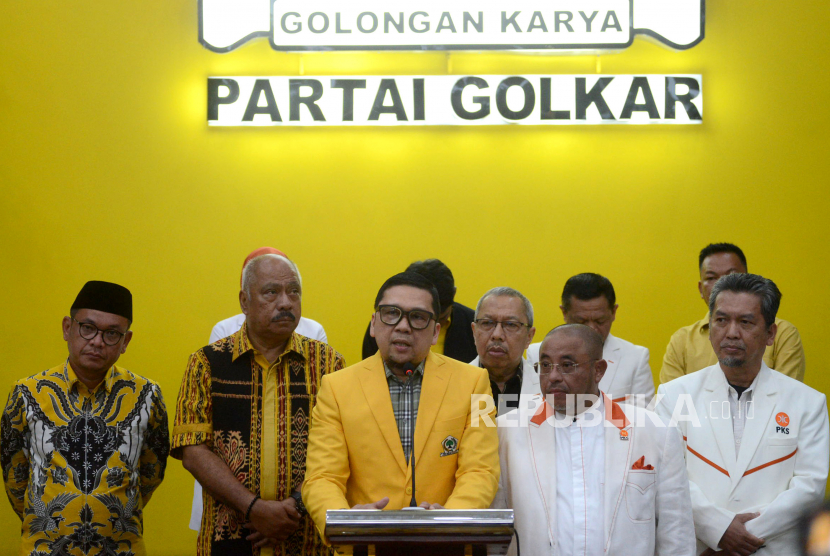 Wakil Ketua Umum Partai Golkar Ahmad Doli Kurnia bersama Sekjen PKS Habib Aboe Bakar Al-Habsyi memberikan keterangan usai melakukan pertemuan di KAntor DPP Partai Golkar, Jakarta, Selasa (7/2/2023). Pertemuan silahturahmi antara Golkar dan PKS tersebut merupakan bentuk konsolidasi jelang pelaksanaan pemilu 2024. 