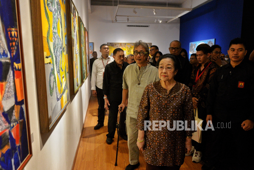 Ketua Umum PDI Perjuangan Megawati Soekarnoputri (kanan) menyimak penjelasan seniman Butet Kartaredjasa (kiri) saat meninjau Pameran Seni Rupa Butet Kartaredjasa Melik Nggendong Lali di Galeri Nasional, Jakarta, Senin (13/5/2024). Megawati Soekarnoputri menilai karya seni yang ditampilkan dalam pameran tunggal Butet Kartaredjasa itu dibuat dengan artistik, penuh kreativitas, dan imajinasi.
