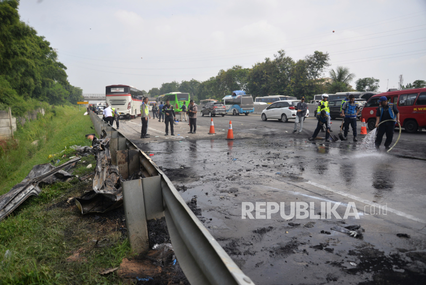 Suasana di lokasi kejadian kecelakaan di Tol Jakarta-Cikampek Km 58, Karawang, Jawa Barat, Senin (8/4/2024). Jalur contraflow disebut sebagai jalur yang mematikan oleh pakar.