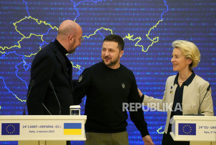  Presiden Ukraina Volodymyr Zelenskyy (tengah) berbicara dengan Presiden Komisi Eropa Ursula von der Leyen (kanan) dan Presiden Dewan Eropa Charles Michel setelah berpidato pada konferensi media di KTT UE-Ukraina di Kyiv, Ukraina, Jumat (3/2/2023).