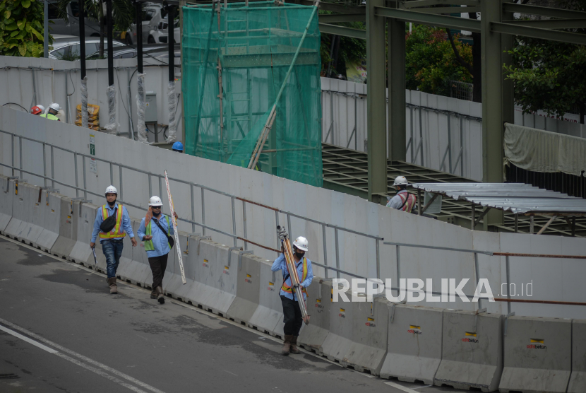 Suasana proyek pembangunan MRT Jakarta Fase 2 di Jalan MH Thamrin, Jakarta. Pembangunan MRT fase 2 diminta berhati-hati akan kemungkinan bersinggungan dengan temuan arkeologi.