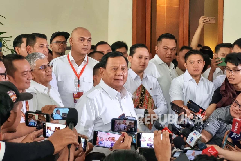 Ketua Umum Partai Gerindra, Prabowo Subianto menanggapi Mahkamah Konstitusi (MK) yang menolak uji materiil batas usia calon presiden (capres) dan calon wakil presiden (cawapres) maksimal 70 tahun, di Hotel Dharmawangsa, Jakarta, Senin (23/10/2023). 