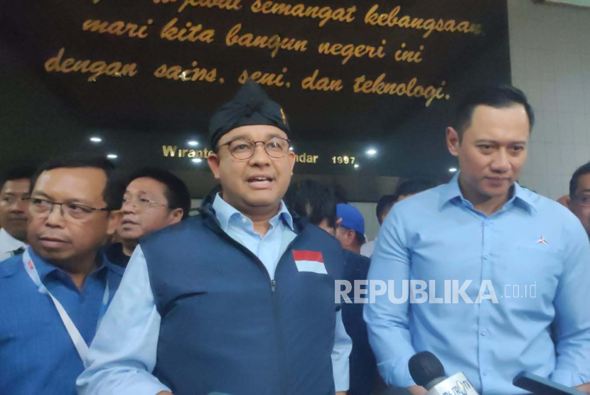 Capres Anies Baswedan dan Ketua Umum Demokrat, Agus Harimukti Yudhoyodo (AHY) menghadiri acara Dialog Rakyat yang digelar di Gedung Sabuga, Kota Bandung, Ahad (6/8/2023).